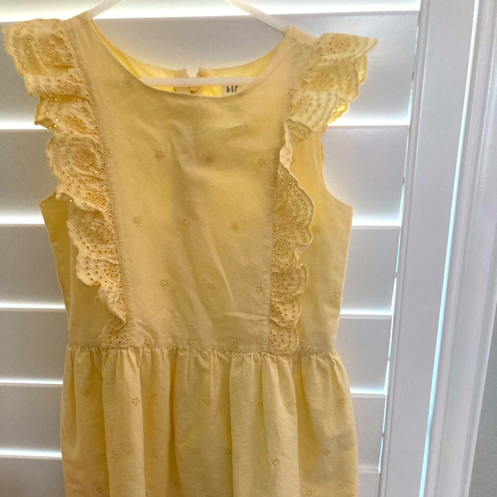 Excellent condition girls light yellow dress with ruffled sleeves.